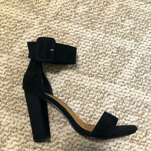 Black heels with strap and comfort control padding